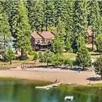Cheerful 3-Bedroom Townhouse With Private Lake