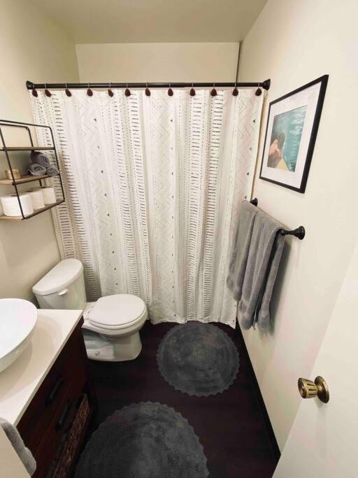 Cheerful 3-bedroom Townhouse With Private Lake Apartment
