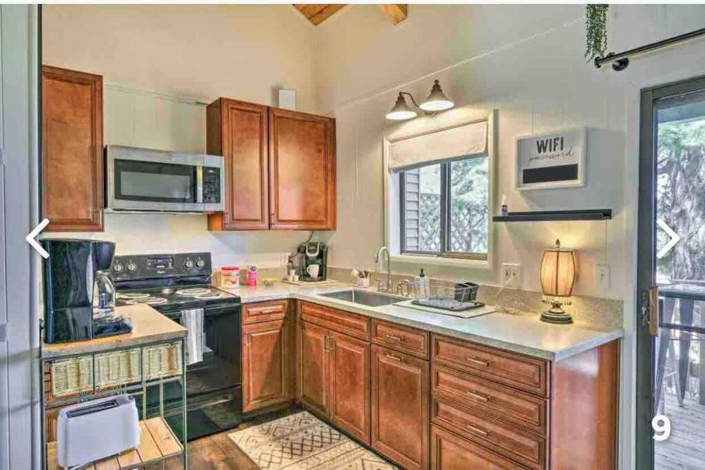 Cheerful 3-bedroom Townhouse With Private Lake Pinecrest