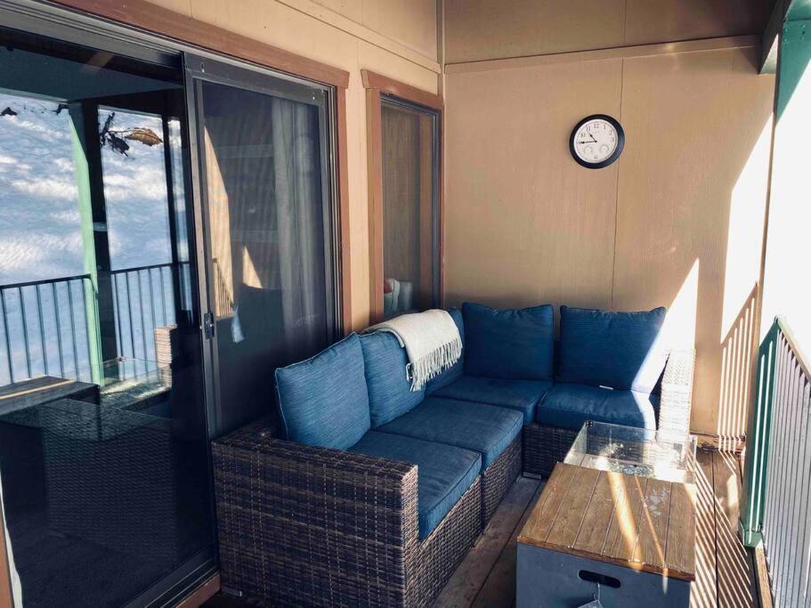 Cheerful 3-bedroom Townhouse With Private Lake