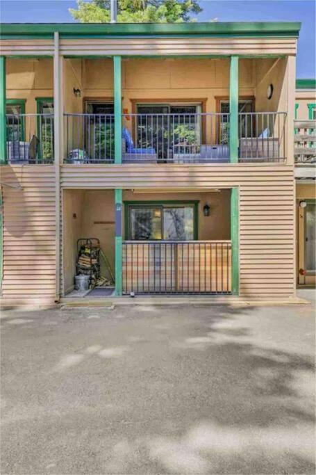 Cheerful 3-bedroom Townhouse With Private Lake *