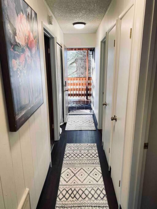 Cheerful 3-bedroom Townhouse With Private Lake